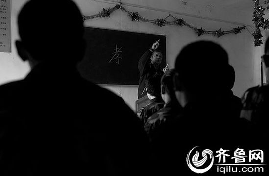 方光與其他癡迷網(wǎng)絡(luò)游戲的孩子一起，在重新認(rèn)識(shí)“孝”的含義
