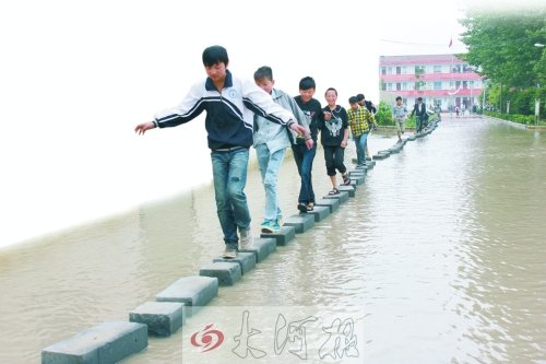 因“挪”修下水道錢學(xué)校被淹 學(xué)生渡“?！鄙蠈W(xué)