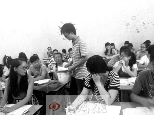 補(bǔ)習(xí)課上，馮昊怡不像老師，更像是學(xué)生們的同學(xué)。