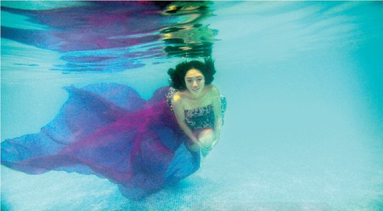 從水下拍的攝影作品充滿夢(mèng)幻效果，王笑笑如同藍(lán)色大海中的“美人魚(yú)”