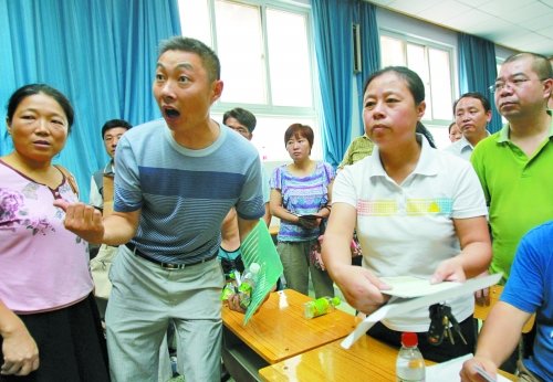 小升初“復(fù)議”現(xiàn)場，一些孩子被分得“遠(yuǎn)”的家長討說法