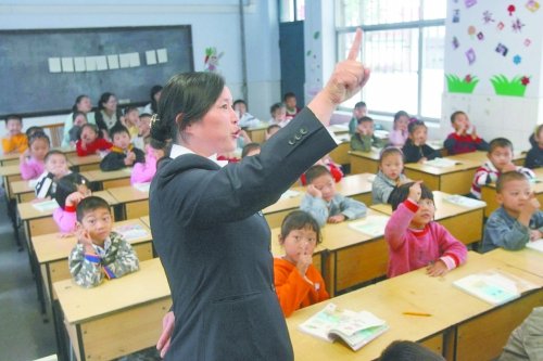 不到上小學(xué)年齡的孩子，只得在幼兒園復(fù)讀或者上“幼小銜接班”