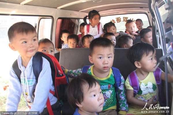  2013年9月3日，河南信陽，6座的面包車?yán)锩婢尤粷M滿當(dāng)當(dāng)擠滿了28個3、4歲的孩子