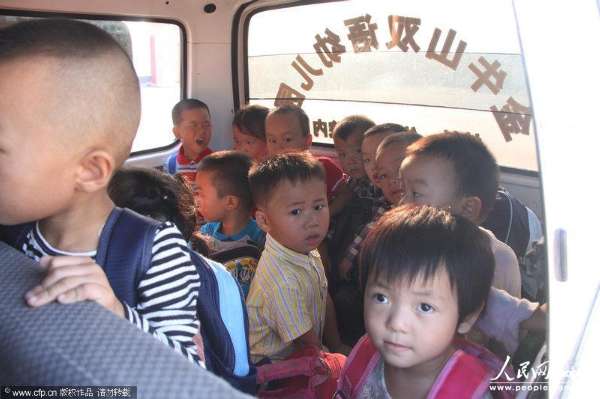  2013年9月3日，河南信陽，6座的面包車?yán)锩婢尤粷M滿當(dāng)當(dāng)擠滿了28個3、4歲的孩子
