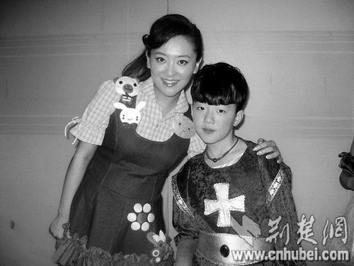 楊光參加央視節(jié)目表演時，同主持人月亮姐姐合影