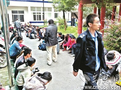 派出所院子里，擠滿了被解救的傳銷人員