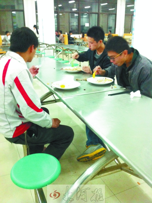 在鄭州一所高校食堂內(nèi)，大多數(shù)學(xué)生都是“光盤族”