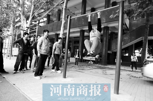 引體向上，難住不少同學(xué)