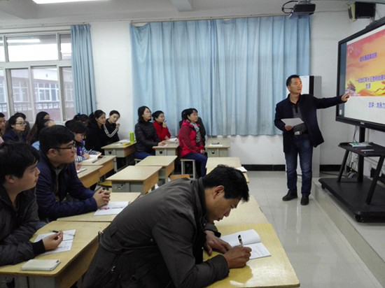 劉永力書記主講，全體黨員和教師參會(huì)聆聽