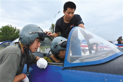 8月26日，來自吉林、湖北、山東的青少年航空學(xué)校的高中學(xué)生，進(jìn)行了首次飛行體驗(yàn)活動(dòng)