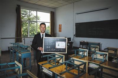 　張俊成，41歲，曾是北京大學的一名保安。1995年，通過成人高考，考上了北京大學法律系(?？?，被媒體稱為“北大保安高考第一人”，現(xiàn)為長治市一所中等職校的校長