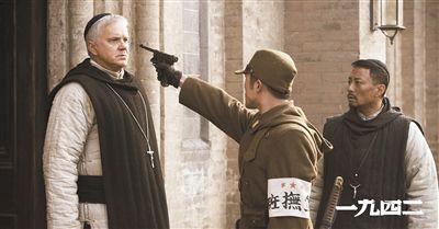 梅甘（左）、安西滿（右）與日本兵對峙的一幕。