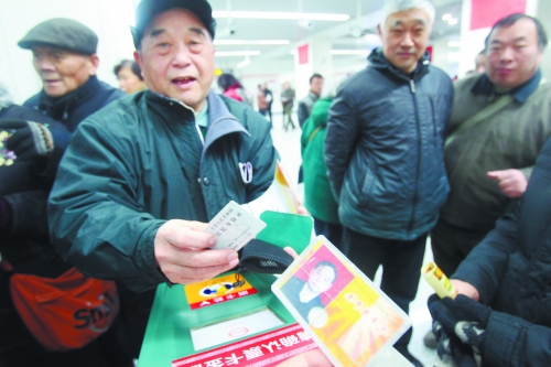 老人帶著多種證件想免費(fèi)乘車，工作人員稱沒接到通知拒絕。