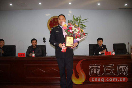 高兵雷是睢陽區(qū)檢察院一位檢察干警，在去鄭州捐獻(xiàn)造血干細(xì)胞時(shí)，他所在的單位為他組織了熱烈的歡送儀式