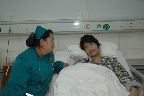 小伙兒患病智力"重返童年" 無家可歸難住醫(yī)院 小伙兒患病智力"重返童年" 無家可歸難住醫(yī)院