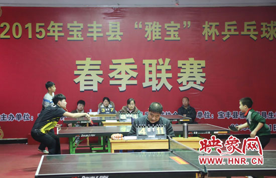 2月22日，河南省寶豐縣兩名乒乓球參賽選手在比賽中激烈角逐。