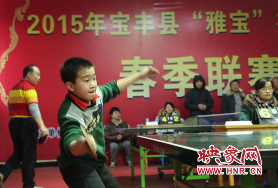 2月22日，乒乓球參賽選手在河南省寶豐陽(yáng)光青少年俱樂(lè)部迎新春乒乓球春季聯(lián)賽，選手在比賽中激烈角逐。