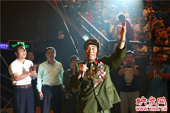 胡國全高唱《志愿軍戰(zhàn)歌》，朝鮮國立雜技團(tuán)團(tuán)長拍手致敬