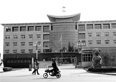 10月29日，河北滄州市獻(xiàn)縣國稅局。10月底，一些企業(yè)主被叫到國稅局談“交稅”問題。新京報記者 孟祥超 攝