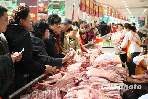 資料圖。1月份CPI等經(jīng)濟(jì)數(shù)據(jù)將于今天發(fā)布。多家機(jī)構(gòu)預(yù)計(jì)，受春節(jié)“錯(cuò)位”因素及豬肉價(jià)格回落影響，1月CPI同比漲幅在1.8%左右。從各機(jī)構(gòu)發(fā)布的報(bào)告來看，從2月開始，CPI或?qū)⑦M(jìn)入新一輪上行周期。
