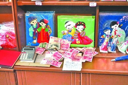 2012年6月21日，在朝鮮羅先特別市的一家商店里，柜臺上散落著一些人民幣。在朝鮮，人民幣比本國的貨幣更受歡迎。 CFP供圖