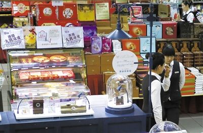 昨日，北京賽特購物中心，擺放出售的月餅禮盒，上千元的品種僅5種。新京報記者 王叔坤 攝