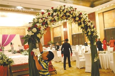 10月5日，北京萬達(dá)索菲特酒店，婚宴剛剛結(jié)束。新人介紹，一場婚宴花掉父母20萬元。新京報(bào)記者 尹亞飛