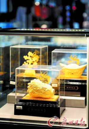 黃金產(chǎn)品持續(xù)熱賣。記者王燕 攝