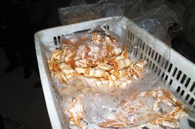 原料加工成“牛肉”產(chǎn)品批發(fā)價20多元一斤，加工成“羊肉卷”批發(fā)價為10元一斤。