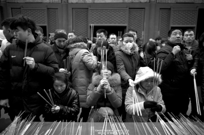雍和宮，市民在燒香祈福