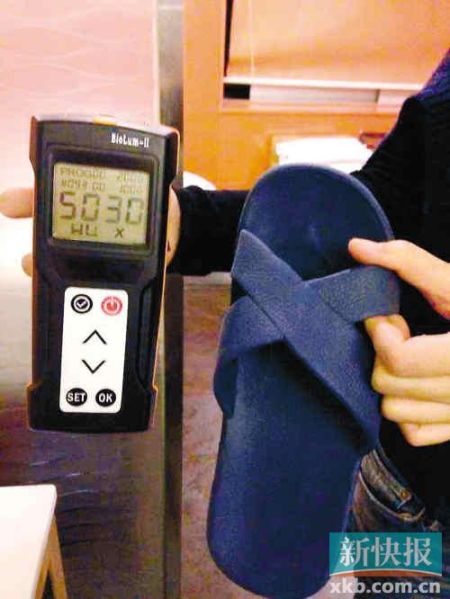 ■記者測試的嶺南佳園酒店膠拖鞋細(xì)菌總數(shù)高達(dá)5030RLUs。