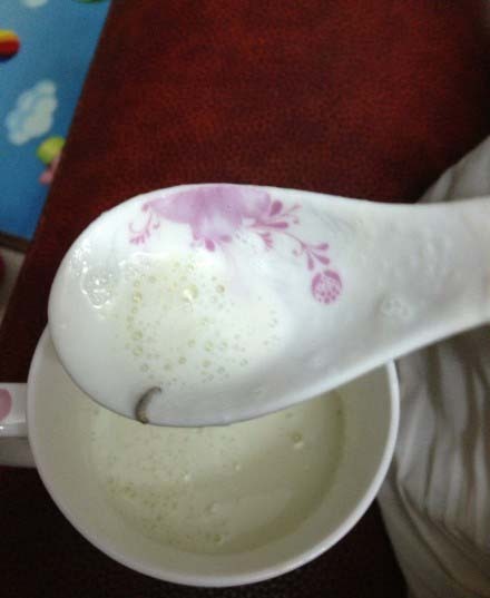 消費者在美贊臣奶粉中吃出蟲子。