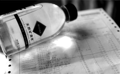 長綠苔的礦泉水和超市購物清單。 京華時(shí)報(bào)記者 王苡萱 攝