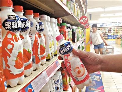 昨日，勁松京客隆超市貨架上，可口可樂(lè)果粒奶優(yōu)仍在售?？煽诳蓸?lè)公司昨日發(fā)表聲明稱(chēng)，已使用25公斤可能受到肉毒桿菌污染的乳粉，用于生產(chǎn)個(gè)別批次的美汁源果粒奶優(yōu)。新京報(bào)記者 韓萌 攝