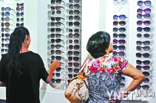 進入暑期之后，眼鏡市場迎來了學生的換鏡高峰