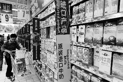 在通州某超市，進口奶粉、純牛奶打出“原裝進口”的招牌吸引消費者購買 攝/法制晚報記者 黑克