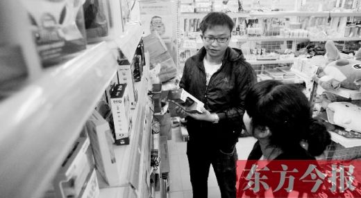 大學(xué)生創(chuàng)業(yè)孵化園內(nèi)，大學(xué)生S團(tuán)實(shí)體店的工作人員在向兩個(gè)同學(xué)推介商品