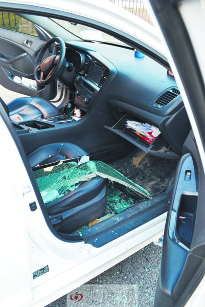 車玻璃被砸碎，車內(nèi)被翻動。