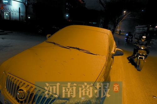 拆遷現(xiàn)場(chǎng)，途經(jīng)的汽車遭了殃，落了厚厚一層灰