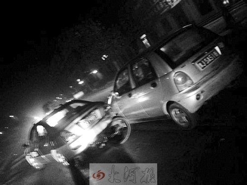 撞上出租車QQ才停下，兩車間還夾著一輛自行車。