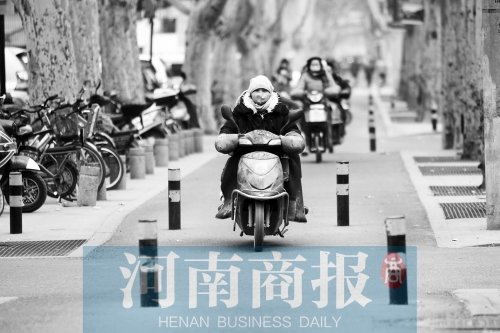 金水路防疫路附近，路樁間距很小，電動車經(jīng)過時要很小心才能避開