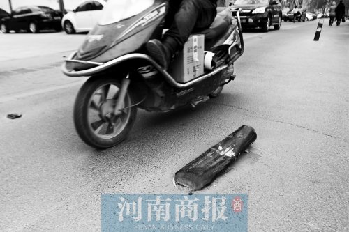 金水路上，一根路樁被撞倒