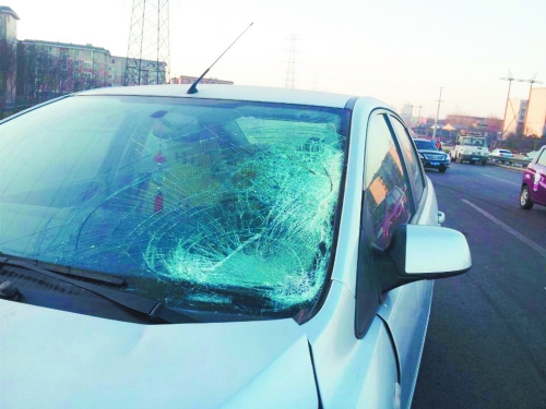 肇事轎車前擋風(fēng)玻璃上，留著清晰的撞擊痕跡。