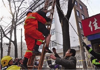 老漢右腿燒傷，樹(shù)下扔了一只燒焦的鞋
