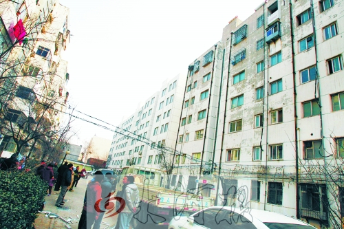 鄭州市瑞達(dá)路啟明村小區(qū)一戶居民家中（紅圈標(biāo)示處），天然氣發(fā)生爆炸。