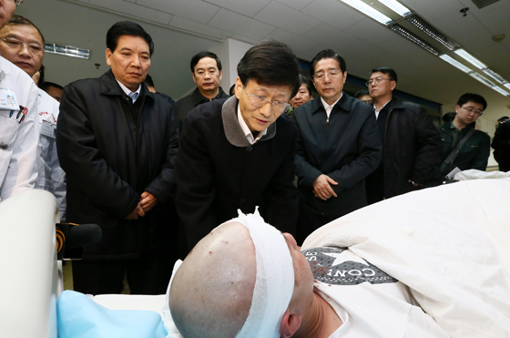中共中央政治局委員、中央政法委書記孟建柱率工作組2日晨5時30分抵達昆明。一下飛機,孟建柱就立即趕往