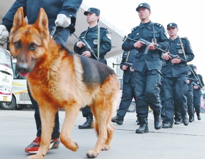 牽警犬持微沖，特警在車站巡邏