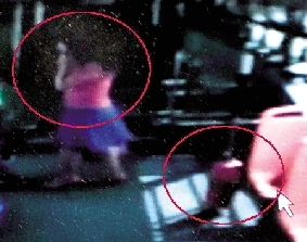 去年10月份的一天，一名女乘客打著電話下了車，包丟在了車上。(翻拍視頻)