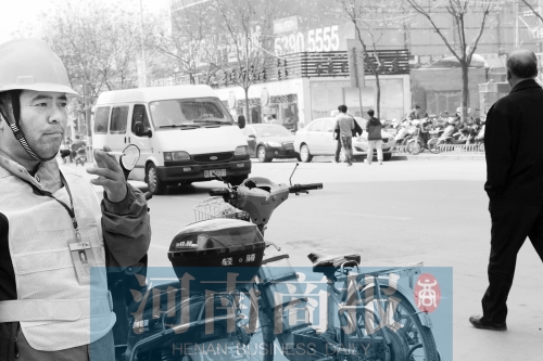  燃?xì)庑孤?消防員演習(xí)變實(shí)戰(zhàn)。而幾米外,有工作人員在抽煙