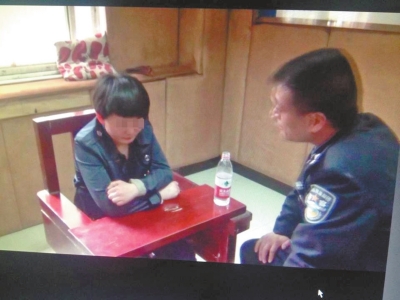 肇事司機李某歸案后，接受警方的訊問。